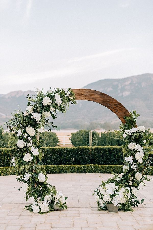 Classic & Elegant Vineyard Wedding Circle Backdrop