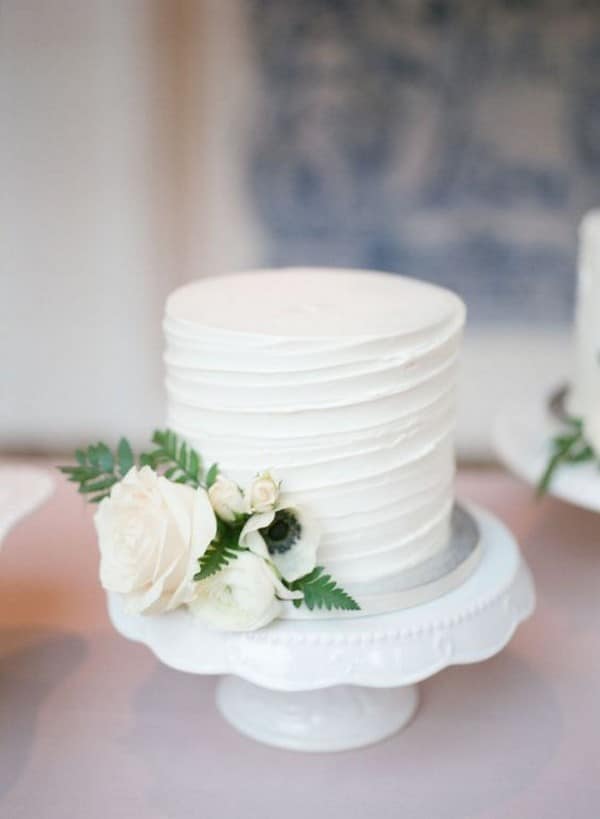 one tier simple elegant wedding cake
