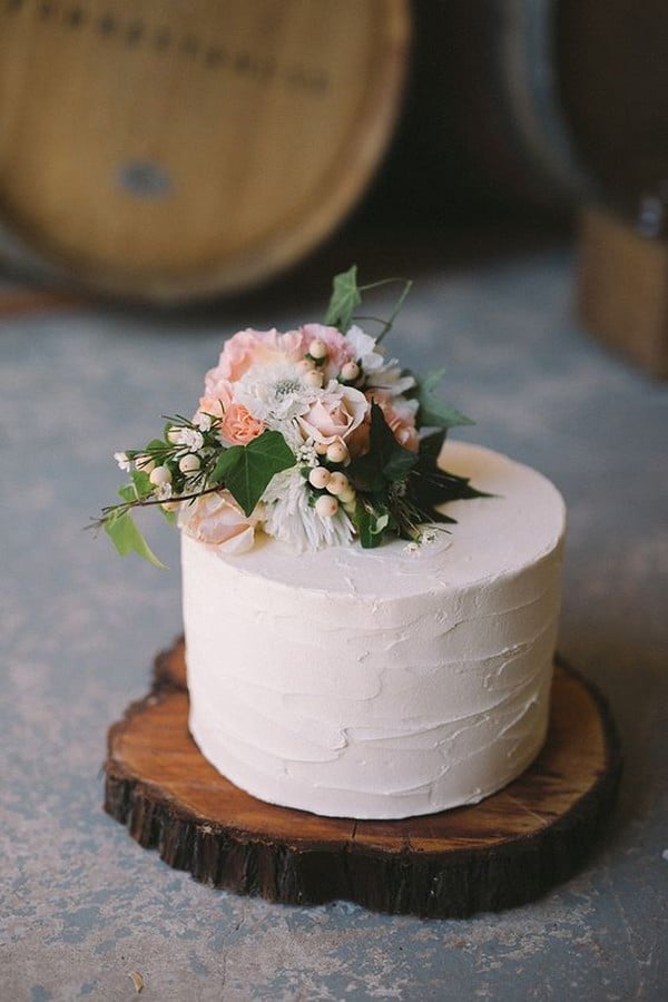 simple wedding cake for spring and summer