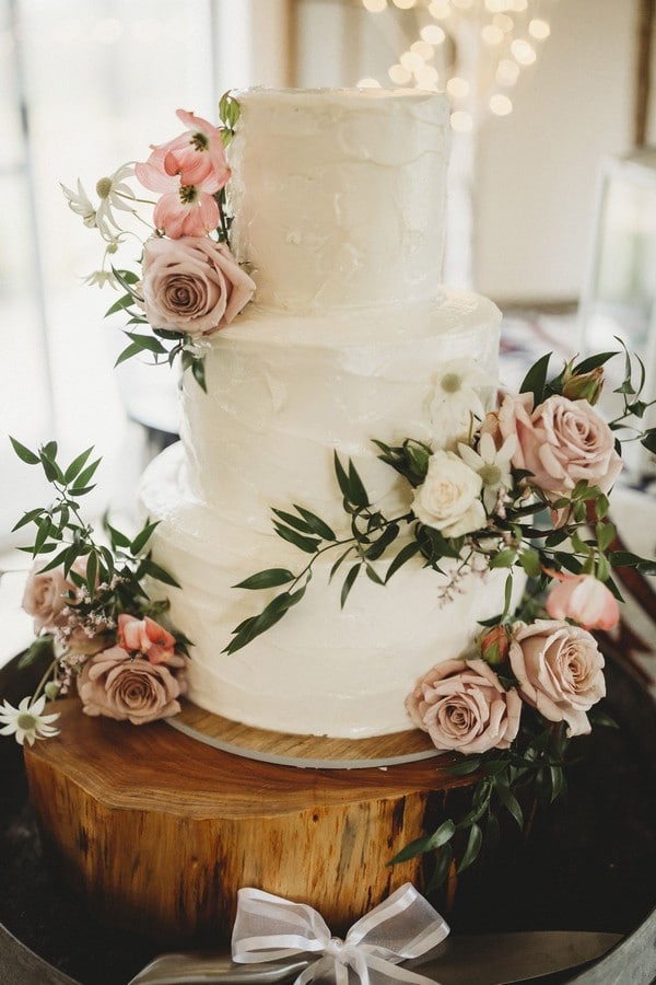 simple elegant white and green wedding cakes for spring summer