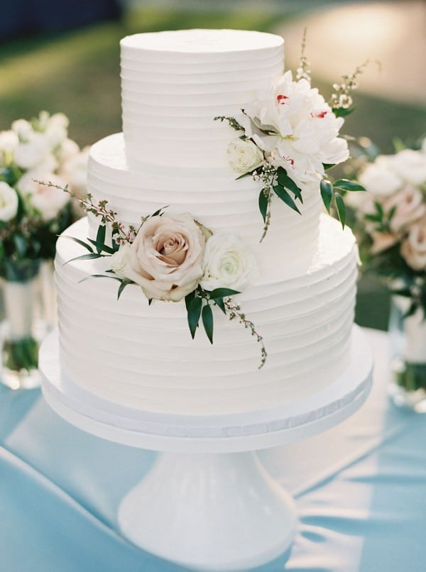 simple elegant white and green wedding cakes for spring summer