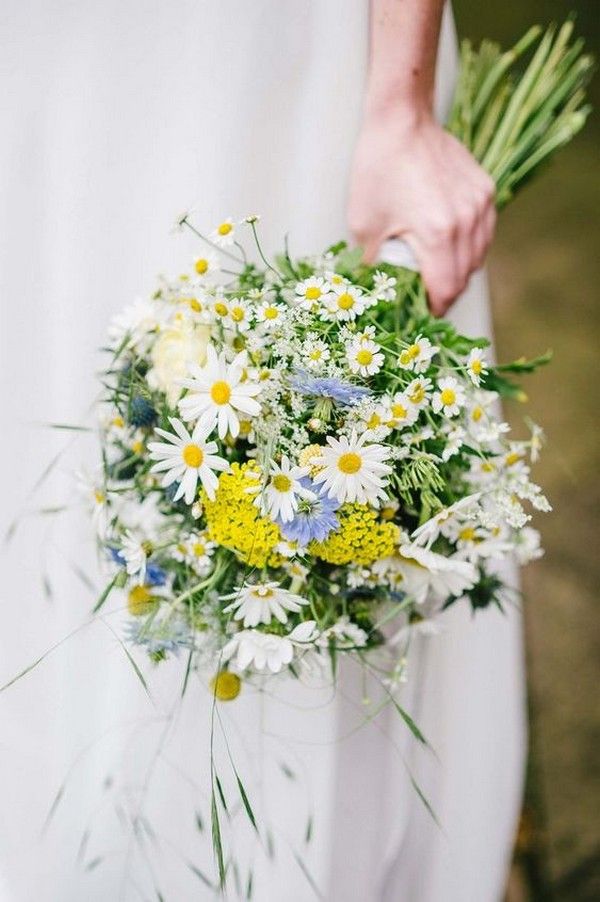 yellow and white daisy wedding bouquet