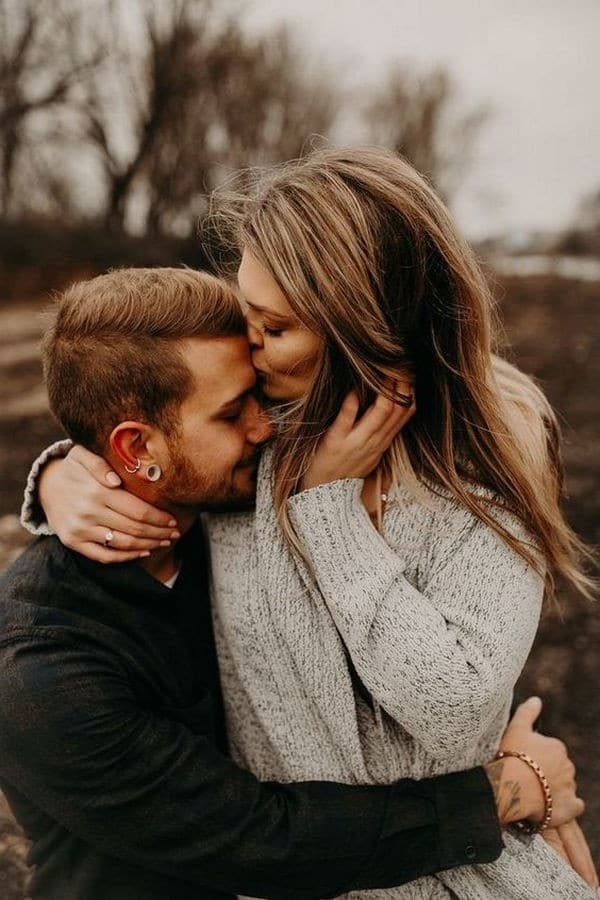 autumn engagement photo pose ideas