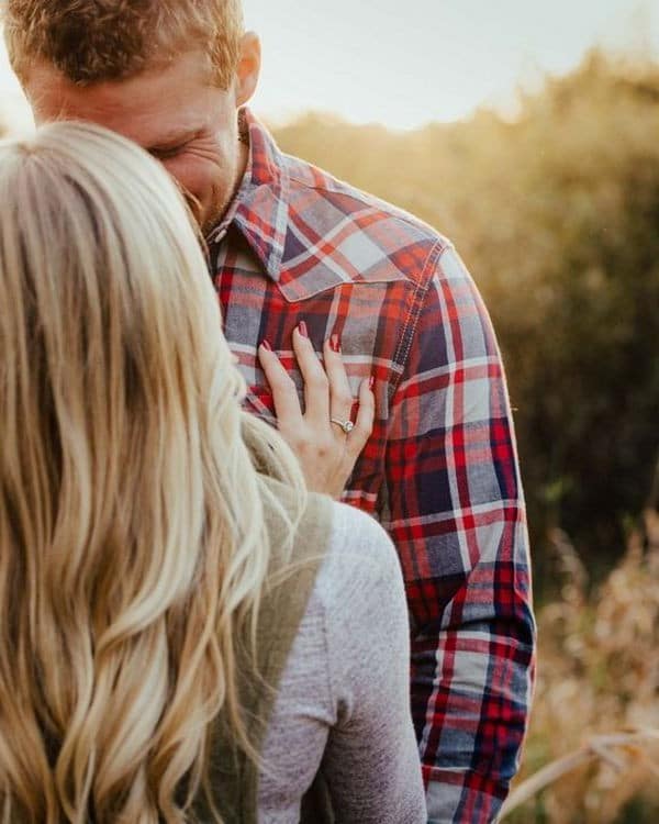 engagement photo pose ideas in fall