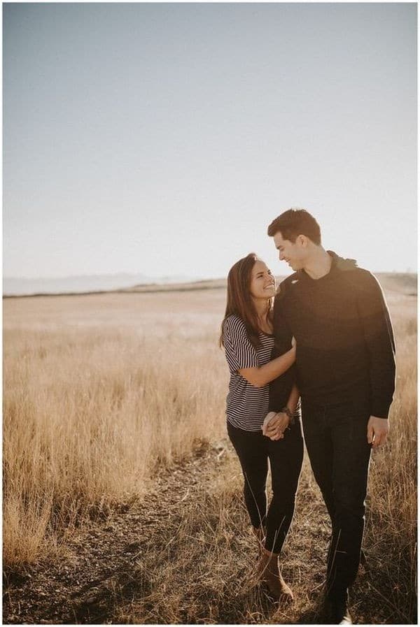 fall engagement photo pose ideas