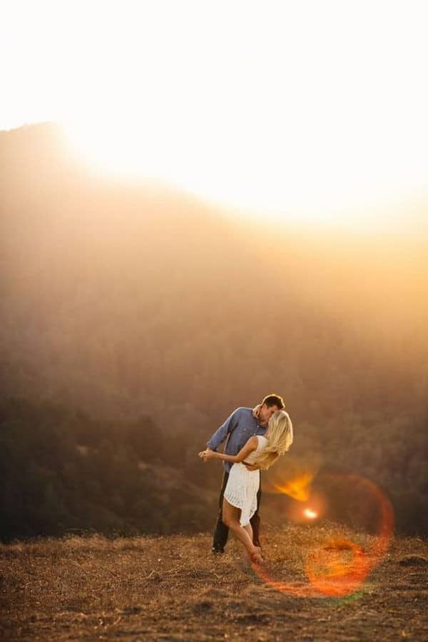 romantic autumn engagement photo ideas