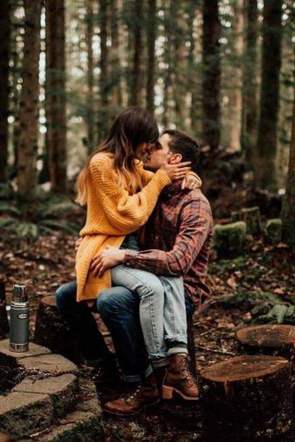 sweet fall engagement photo ideas