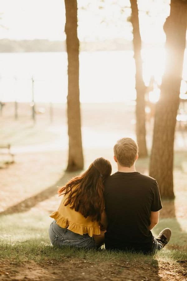 sweet fall engagement photo pose ideas