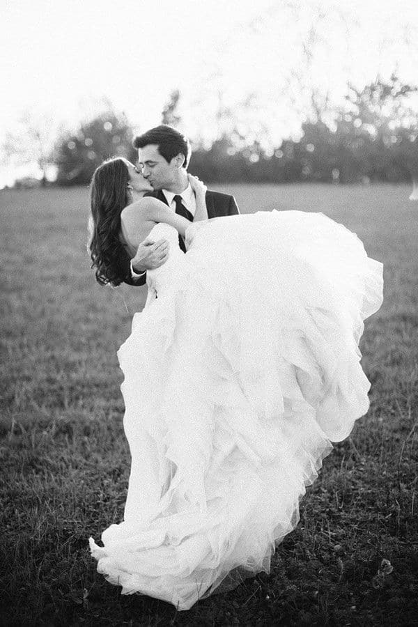 Black and White Wedding Photography Ideas #wedding #weddingphotos #weddingideas #Photography