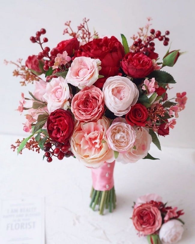 Deep red burgundy wedding bouquet ideas   #wedding #weddingbouquets #weddingideas