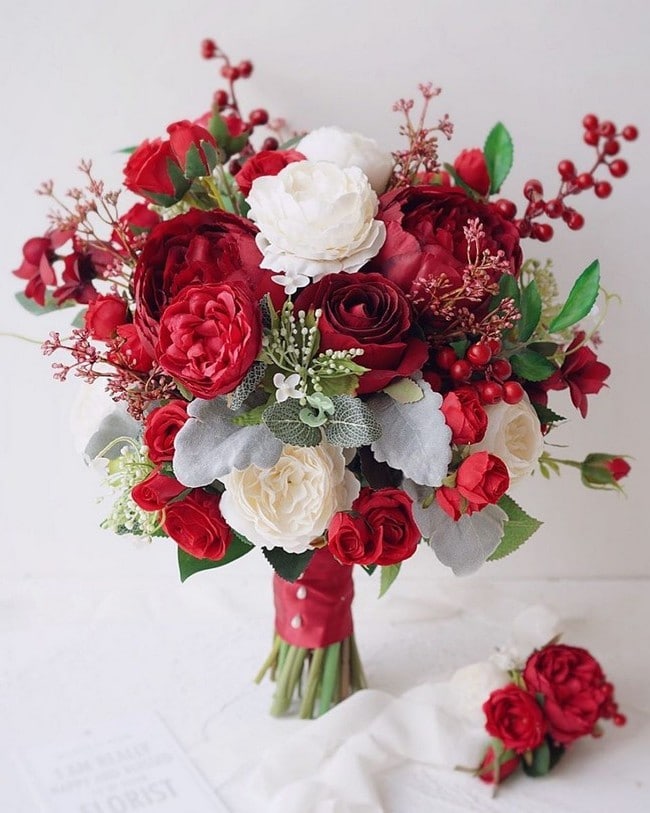 Deep red burgundy wedding bouquet ideas   #wedding #weddingbouquets #weddingideas