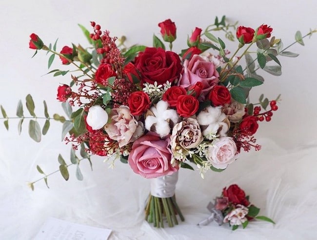 Deep red burgundy wedding bouquet ideas   #wedding #weddingbouquets #weddingideas