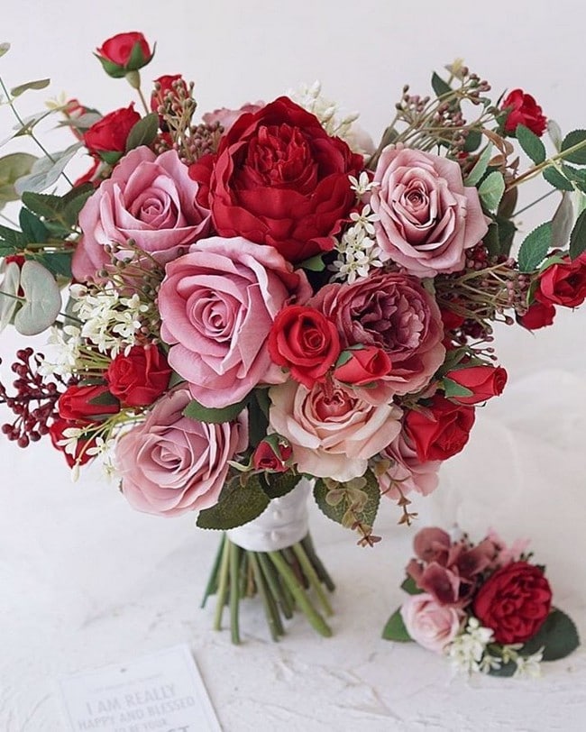 Deep red burgundy wedding bouquet ideas   #wedding #weddingbouquets #weddingideas