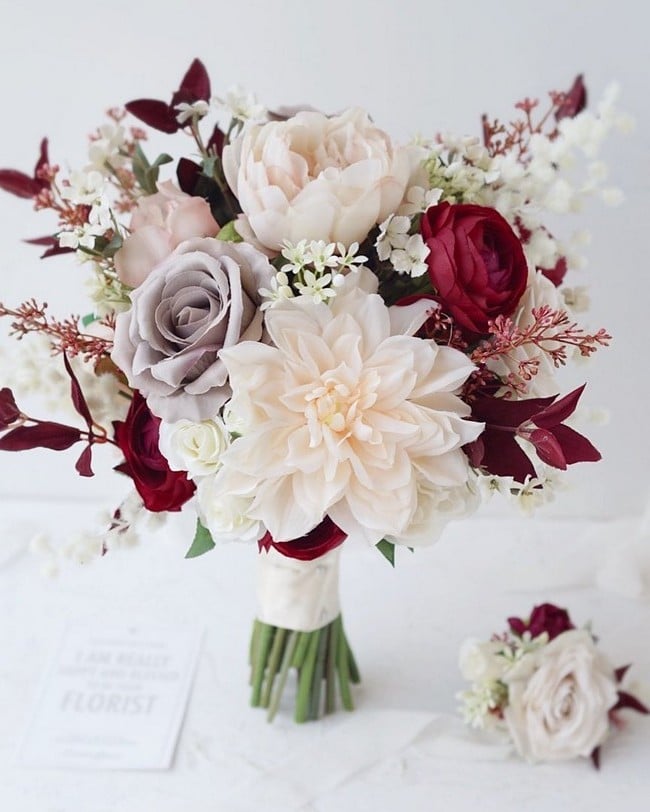 Peach and burgundy wedding bouquet ideas #wedding #weddingbouquets #weddingideas