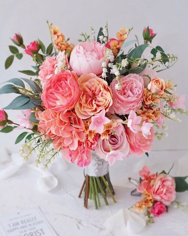 Peach and pink wedding bouquet ideas #wedding #weddingbouquets #weddingideas