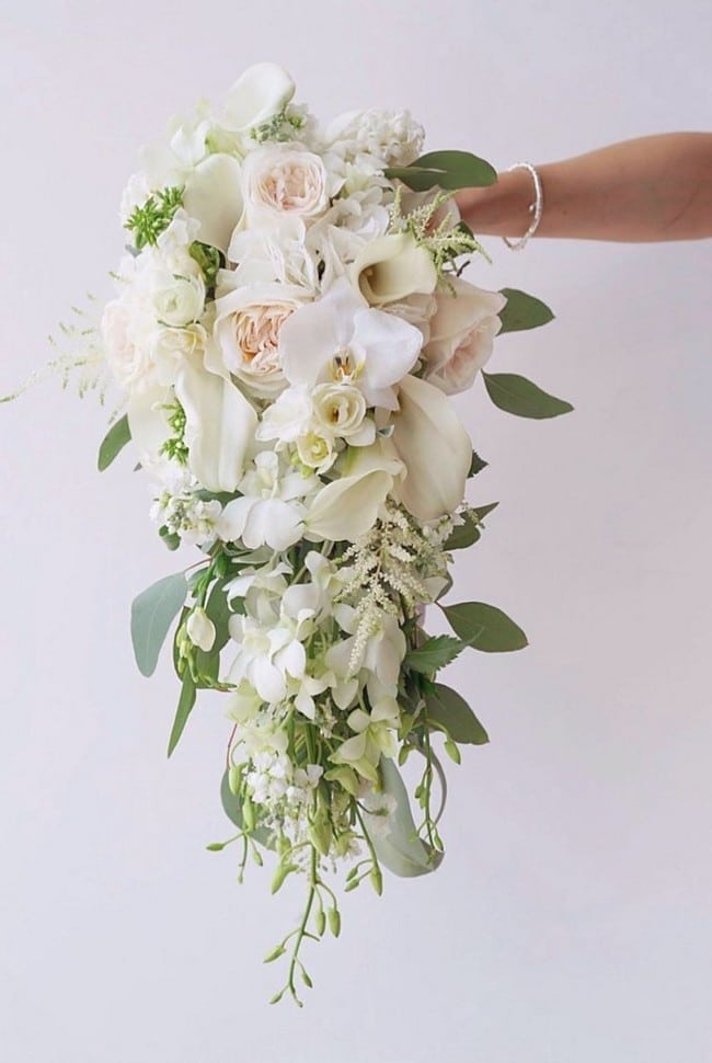 White and green wedding bouquet ideas #wedding #weddingbouquets #weddingideas