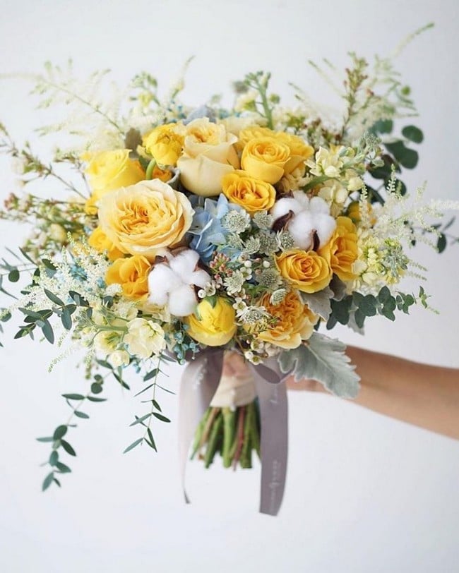 Yellow wedding bouquet ideas #wedding #weddingbouquets #weddingideas