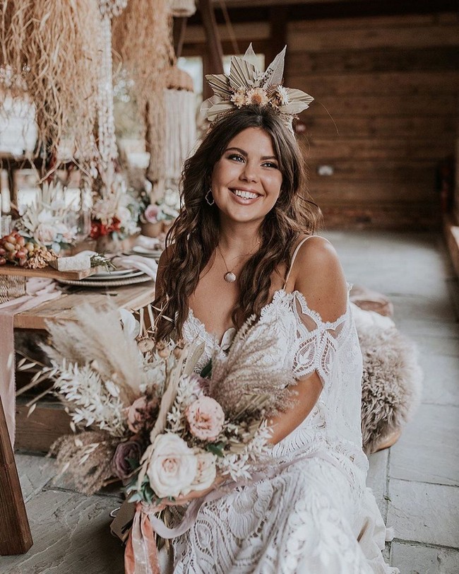 Bohemian Pampas Grass Wedding Ideas #bohoweddings #weddingideas #bohemian 