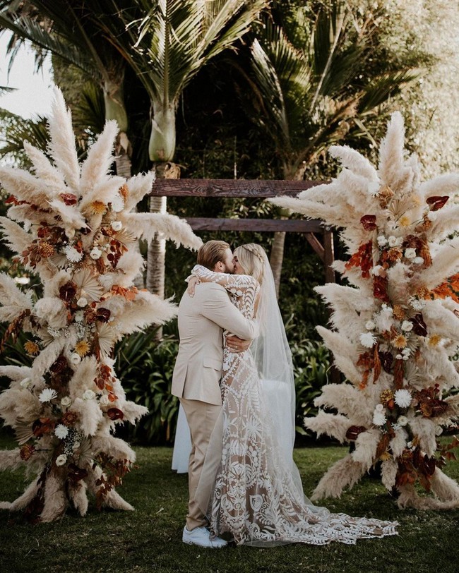 Bohemian Pampas Grass Wedding Ideas #bohoweddings #weddingideas #bohemian 