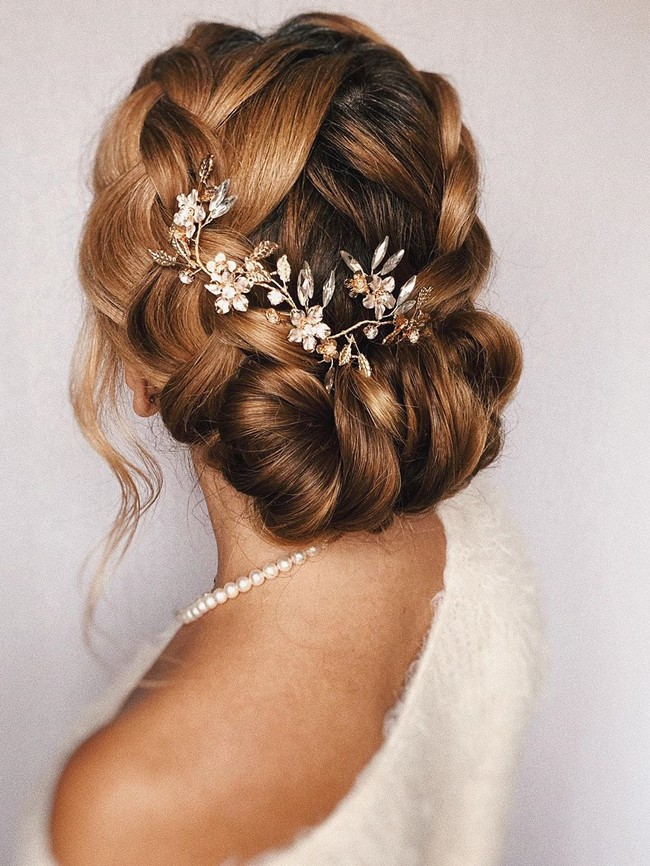 Olga Hampshire Wedding Updo Hairstyles #wedding #hair #hairstyles #weddingideas #weddingupdos