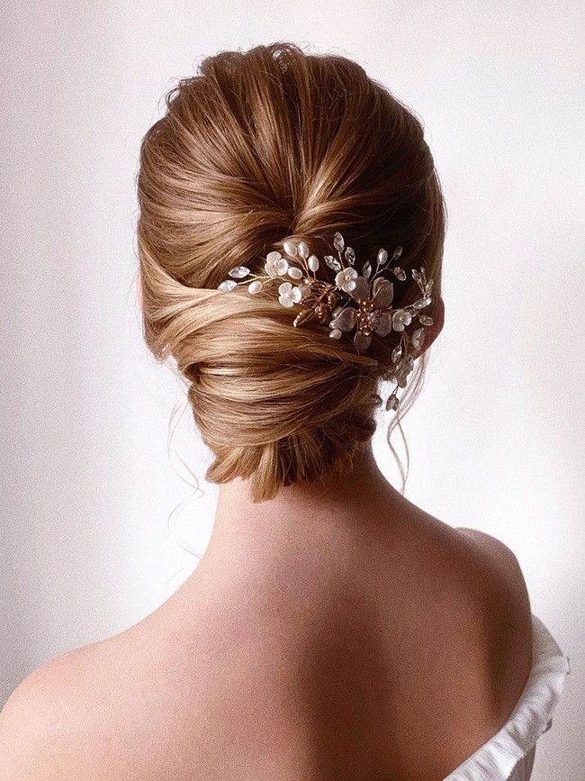 Olga Hampshire Wedding Updo Hairstyles #wedding #hair #hairstyles #weddingideas #weddingupdos