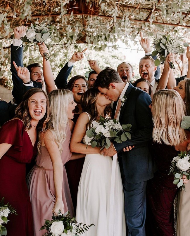 Wedding photos with bridesmaid and groomsmen #wedding #photo #weddingphotos #weddingideas