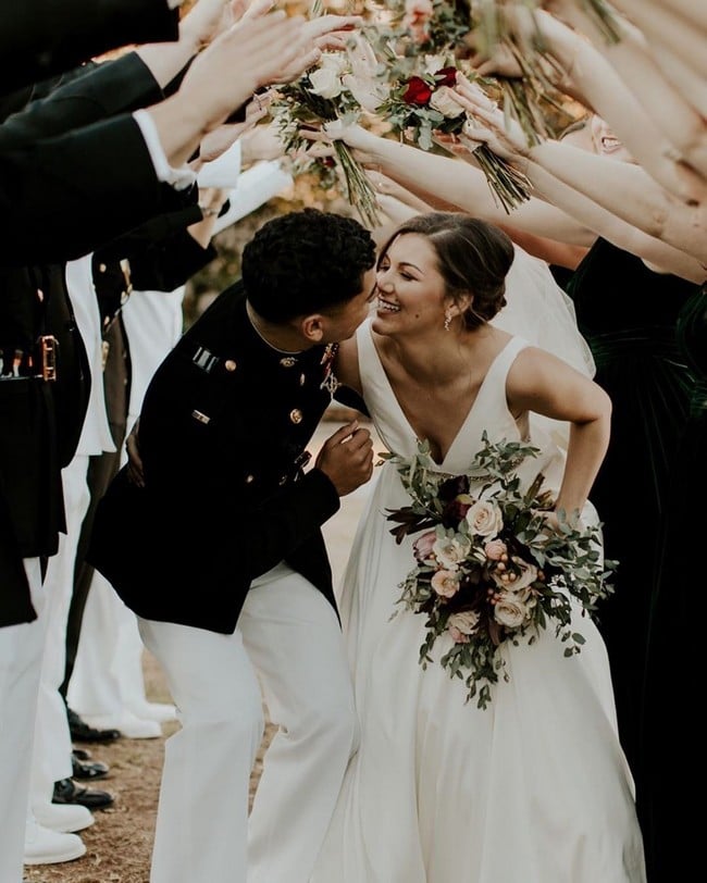 Wedding photos with bridesmaid and groomsmen #wedding #photo #weddingphotos #weddingideas