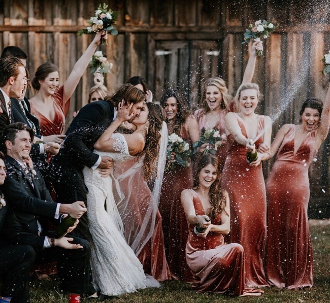 Wedding photos with bridesmaid and groomsmen #wedding #photo #weddingphotos #weddingideas