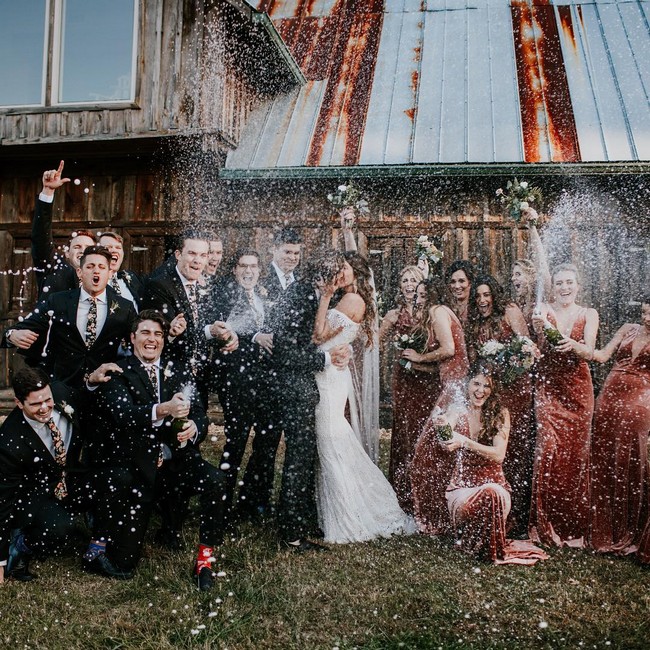 Wedding photos with bridesmaid and groomsmen #wedding #photo #weddingphotos #weddingideas