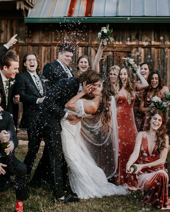 Wedding photos with bridesmaid and groomsmen #wedding #photo #weddingphotos #weddingideas