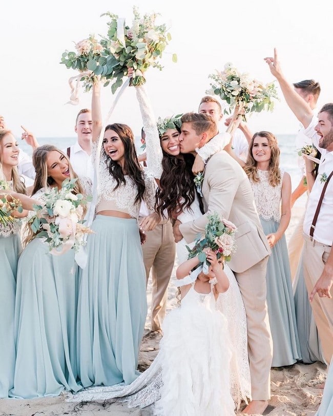 Wedding photos with bridesmaid and groomsmen #wedding #photo #weddingphotos #weddingideas