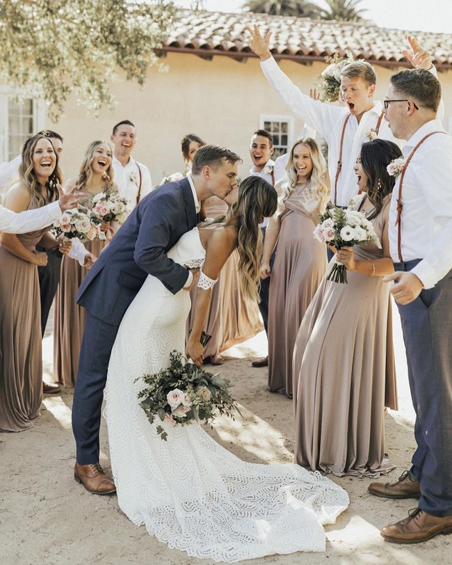 Wedding photos with bridesmaid and groomsmen #wedding #photo #weddingphotos #weddingideas