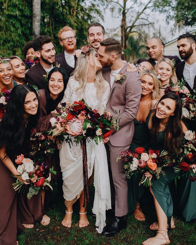 Wedding photos with bridesmaid and groomsmen #wedding #photo #weddingphotos #weddingideas