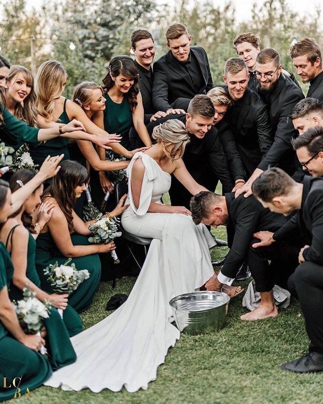 Wedding photos with bridesmaid and groomsmen #wedding #photo #weddingphotos #weddingideas